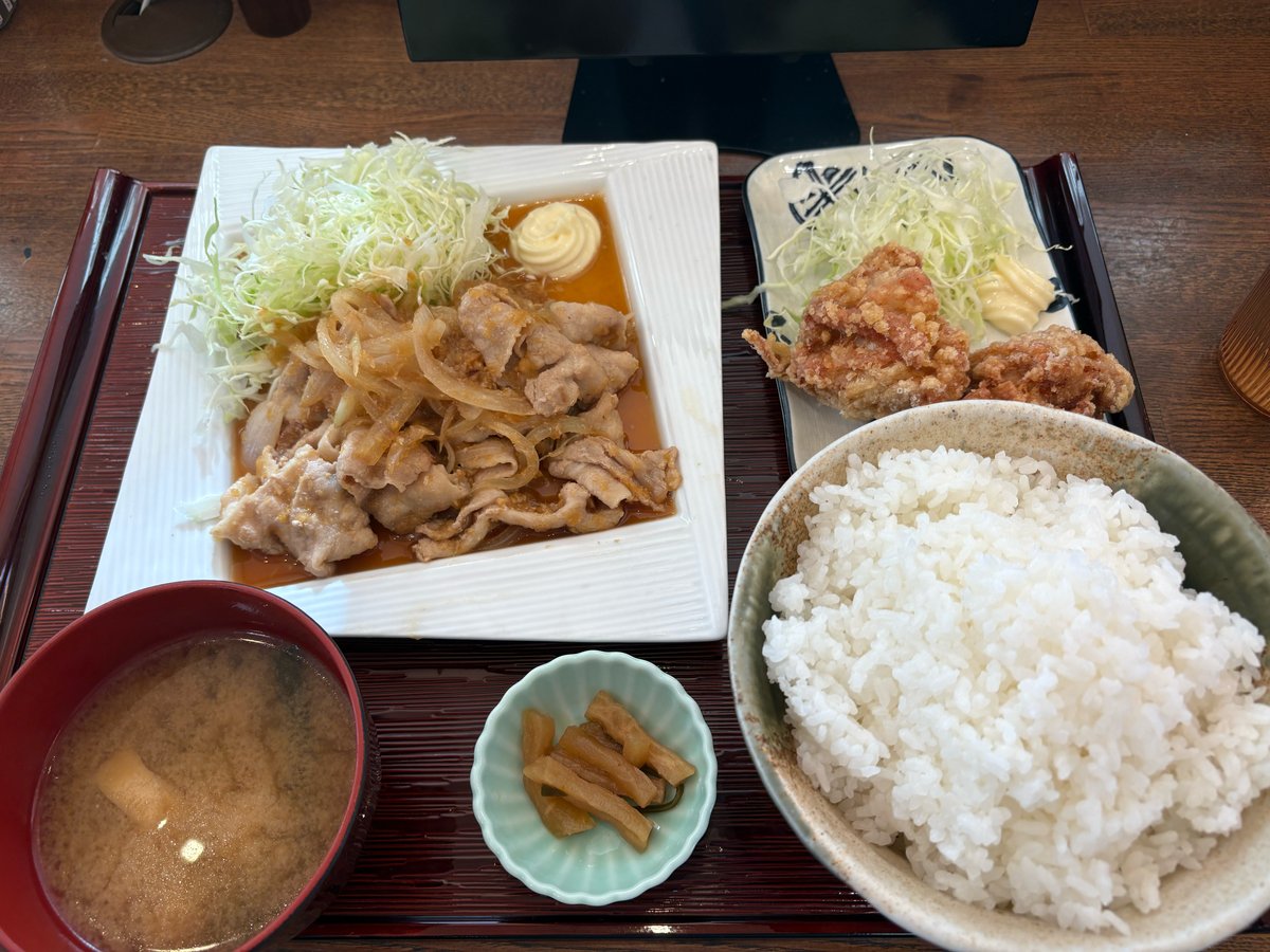 生姜焼きと大きな唐揚げ2個、特盛ご飯の定食