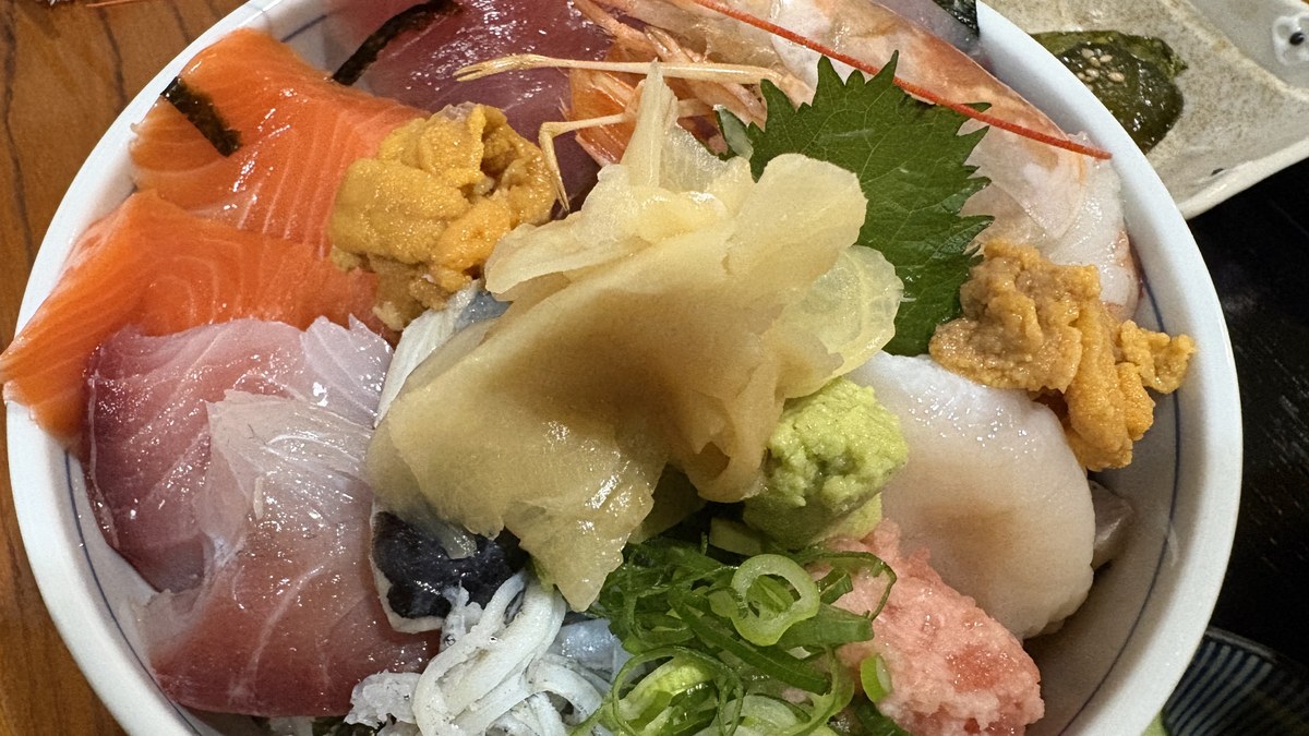 深谷・籠原「和食処 伊達乃家」で特選海鮮丼と馬刺し。昔からの友人3人で飲んだ夜