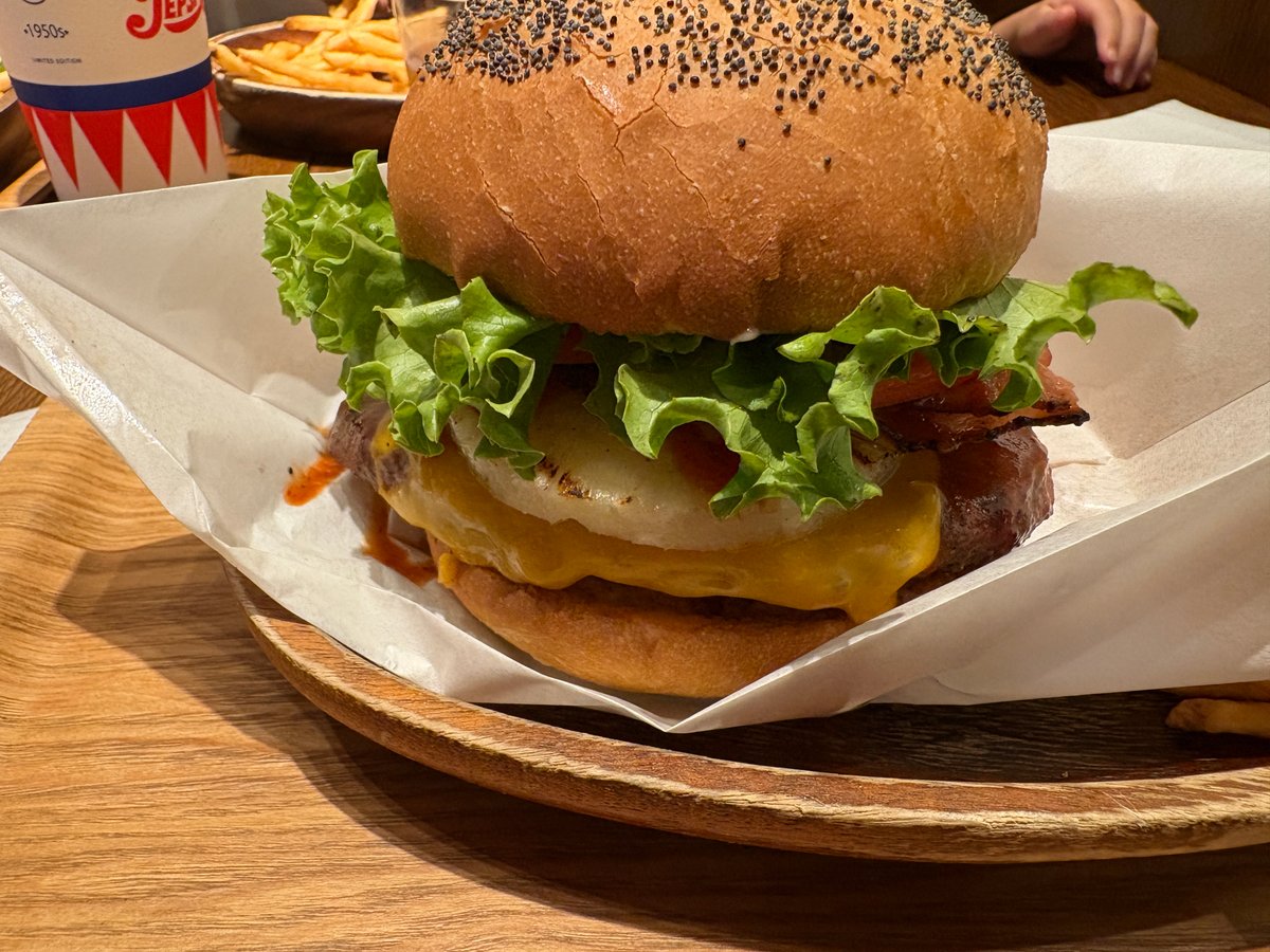 スパイシーシラチャーチーズバーガーのクローズアップ