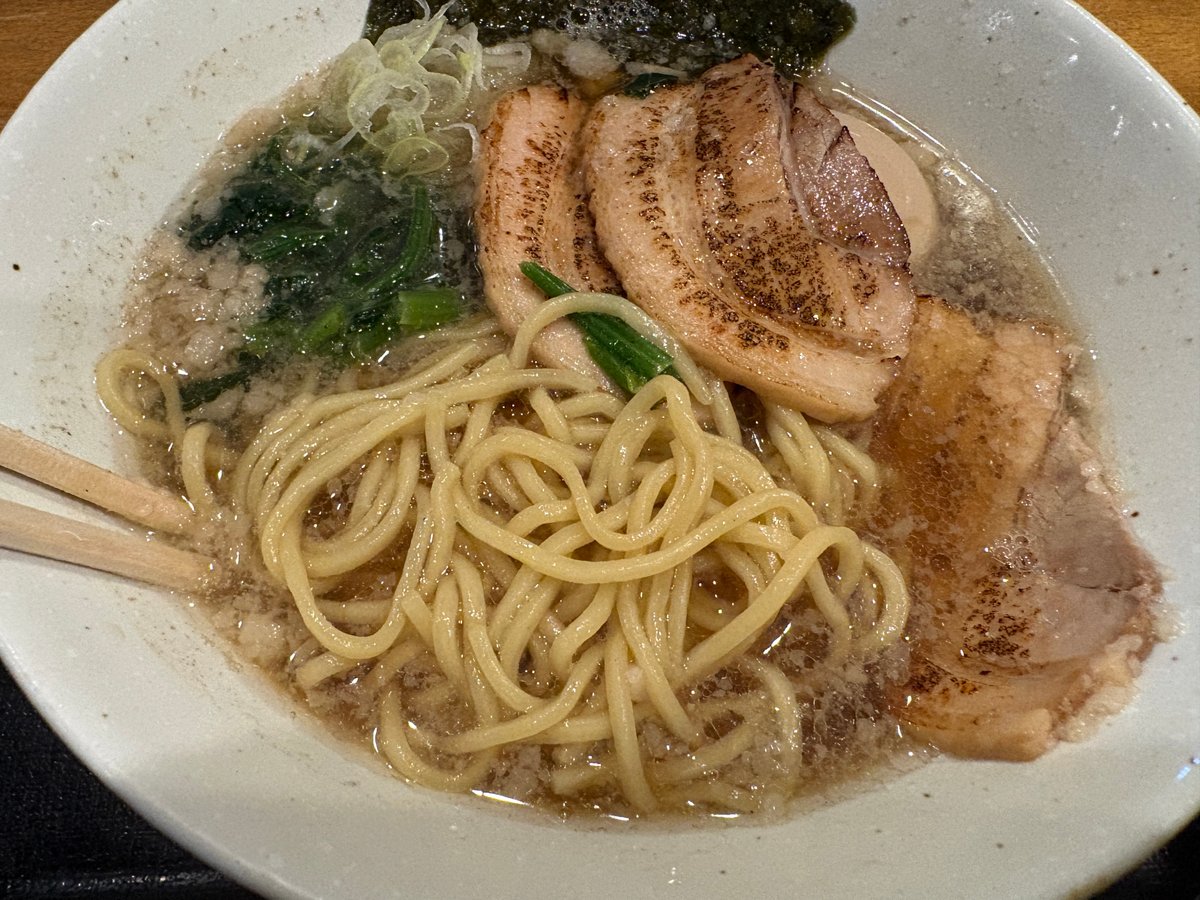 ガラ喰楽学校の濃厚醤油ラーメンの麺と、焼き目の付いた炙りチャーシュー