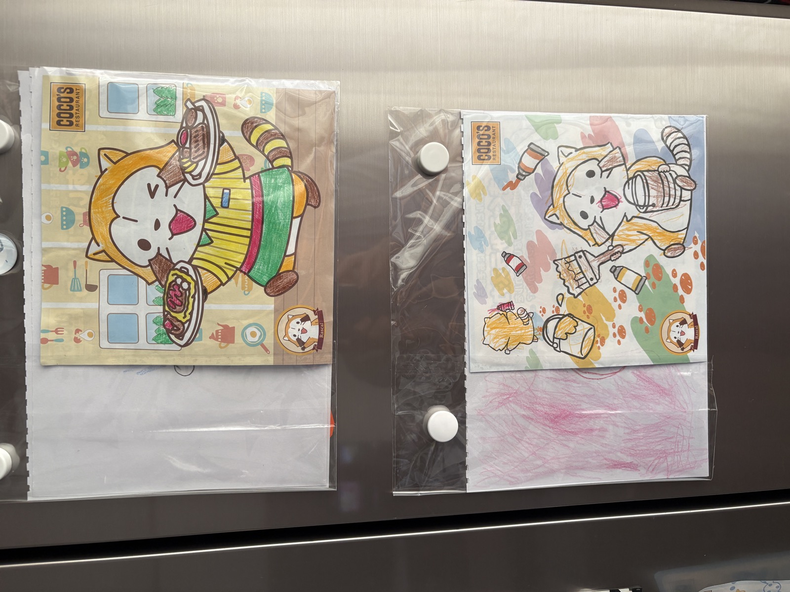 冷蔵庫に飾ったラスカルの塗り絵2枚