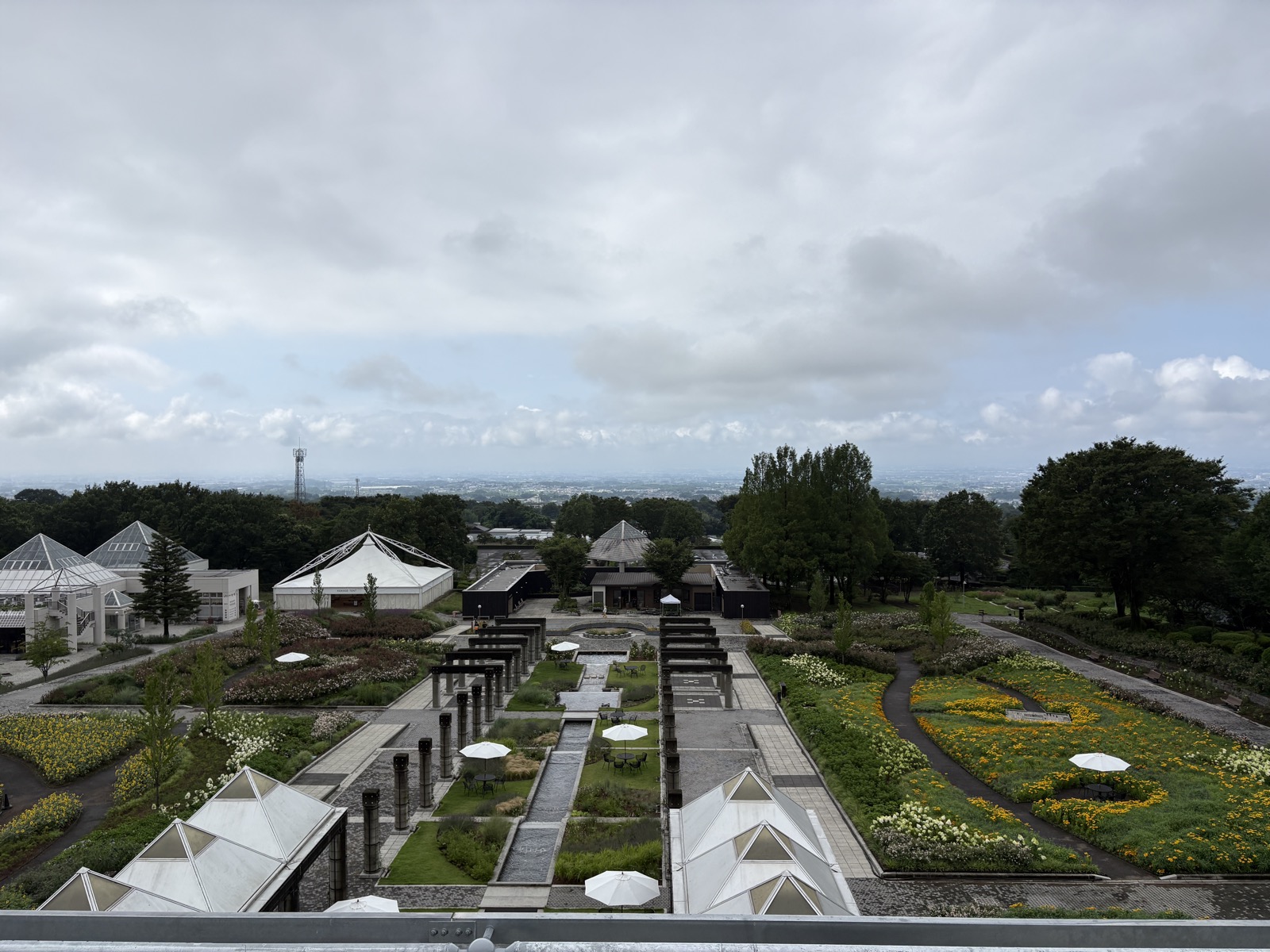 展望台（ツインタワー）から見た園内の全景