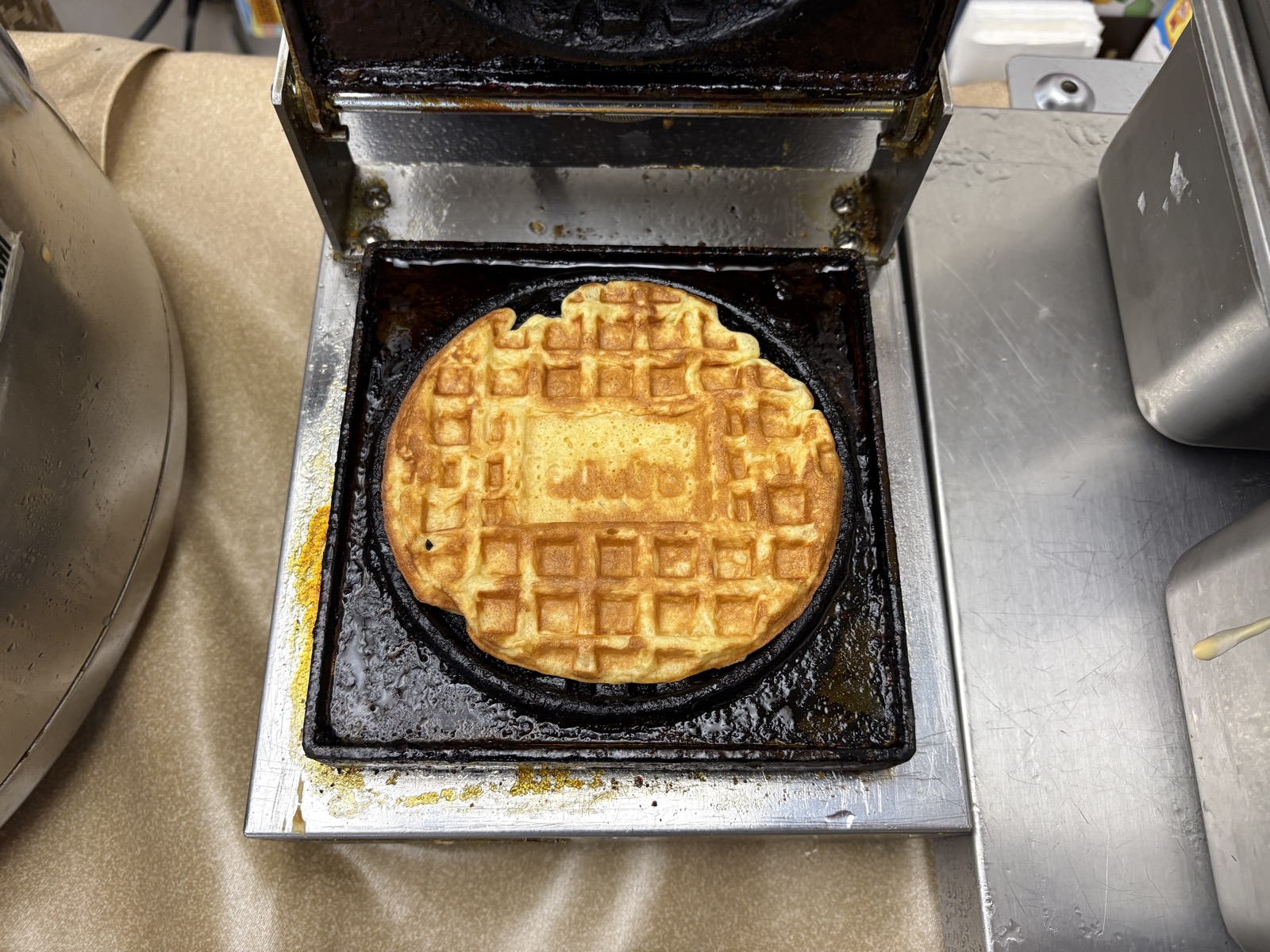 ココスのセルフワッフルの焼き上がり。中央にCOCO'Sの焼き印が入っている