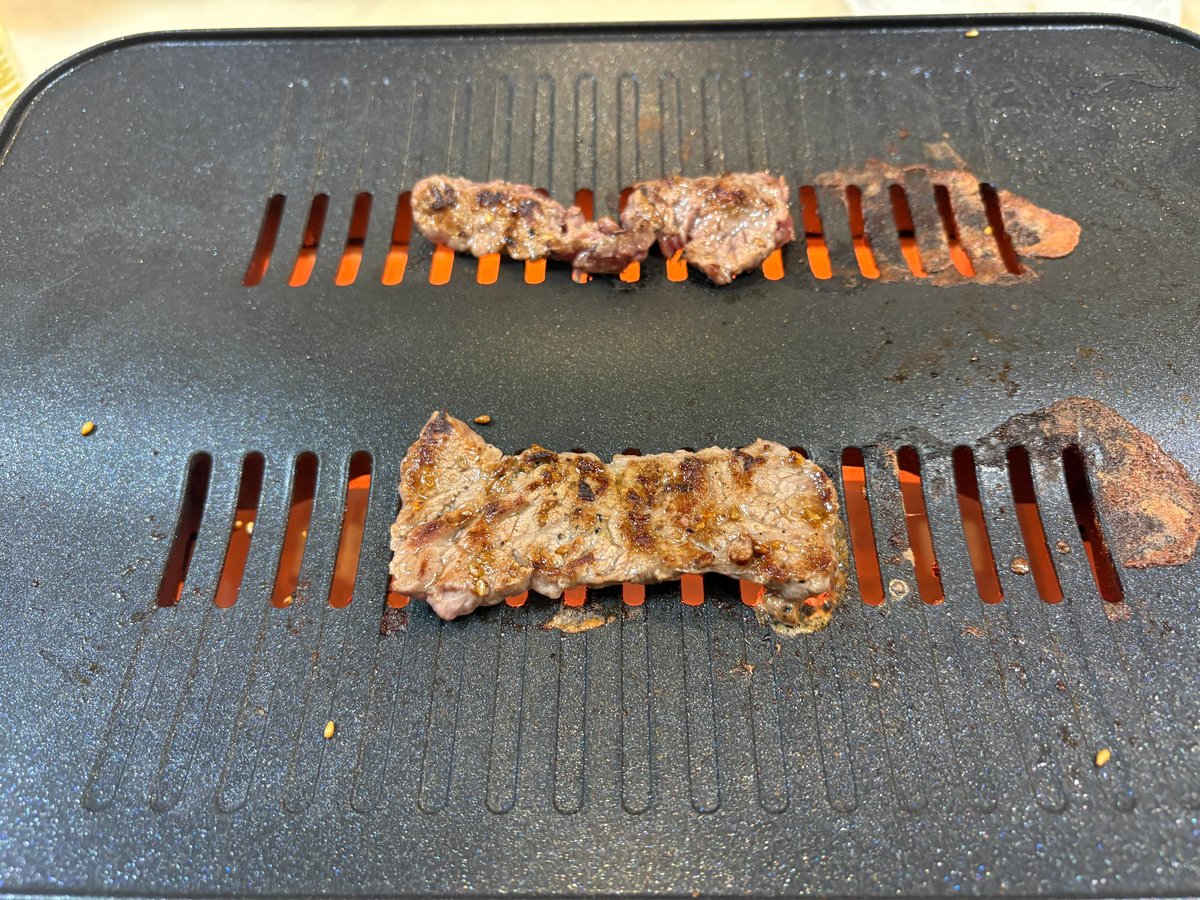 アラジンのグリルで焼いている横長のロース2枚