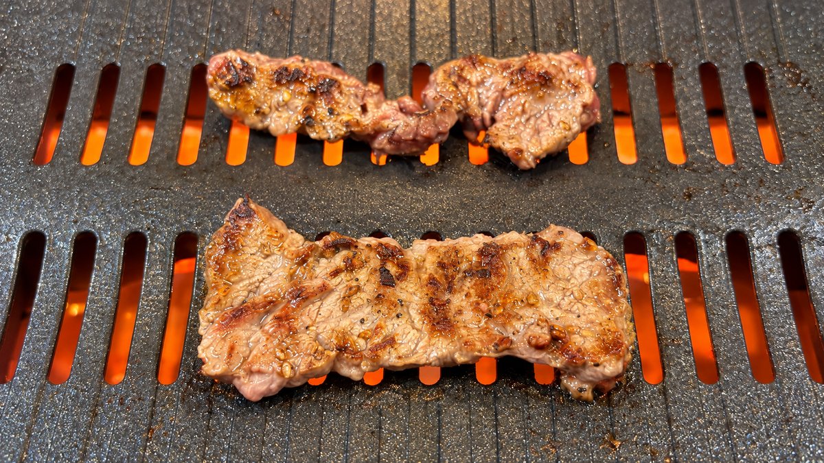 グリルの上で焼いているロース2枚