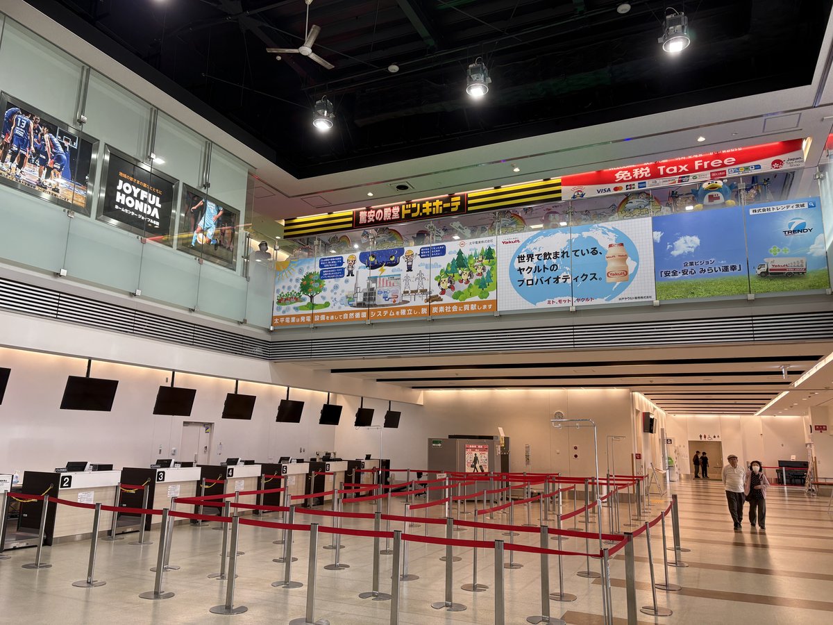 茨城空港ターミナル1階のチェックインカウンター。2階には「驚安の殿堂 ドン・キホーテ」の看板が見える