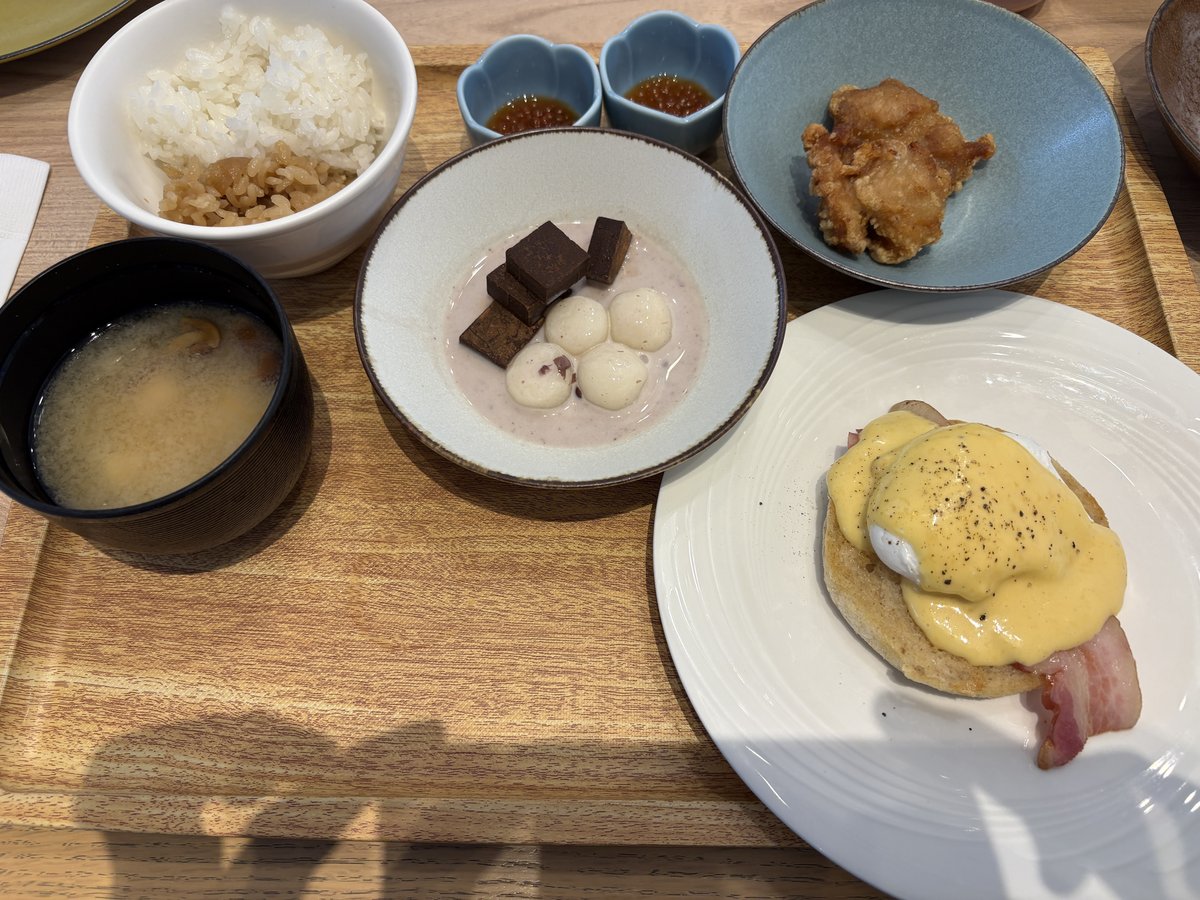 いくらの小鉢とご飯、味噌汁、ザンギ、白玉ぜんざい、エッグベネディクトを並べた朝食のトレー
