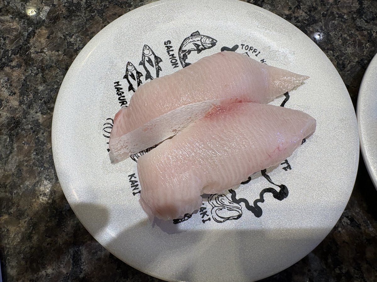 白い皿にのった、数量限定の活〆ぶりハラスの寿司2貫
