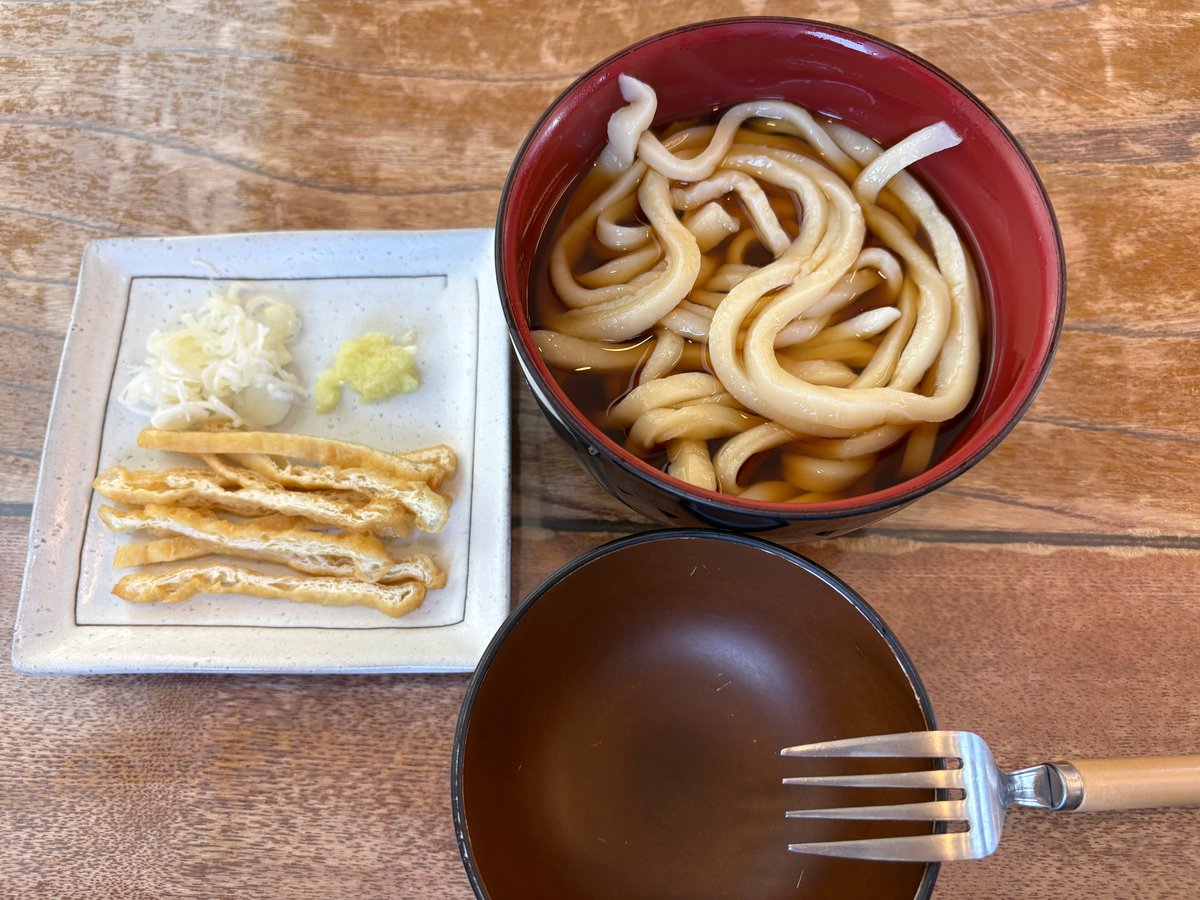田舎っぺうどんの子守りうどんと油揚げ