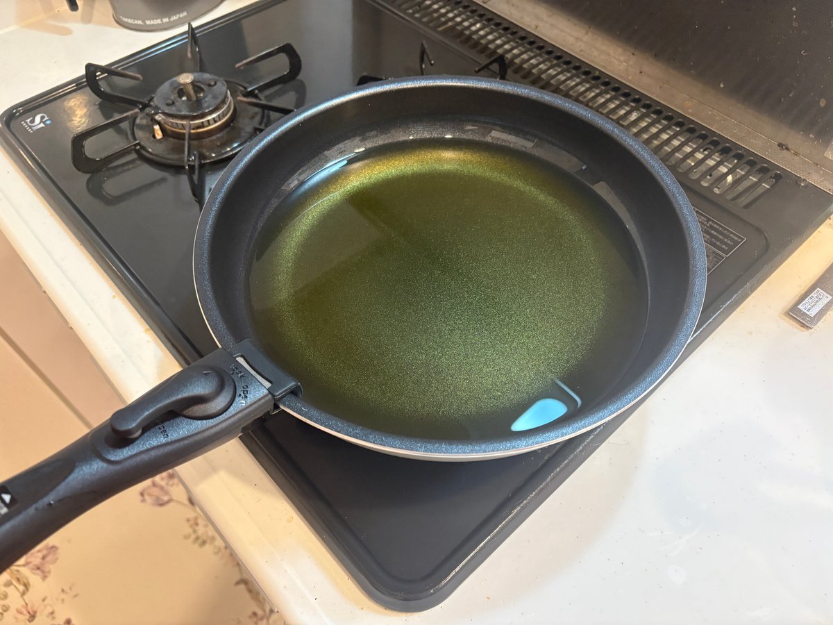 油を入れた新しい28cmフライパン