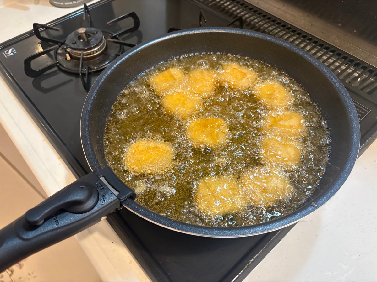 28cmフライパンでチキンナゲットを揚げているところ