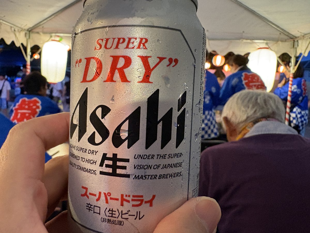 提灯とテント越しのビール