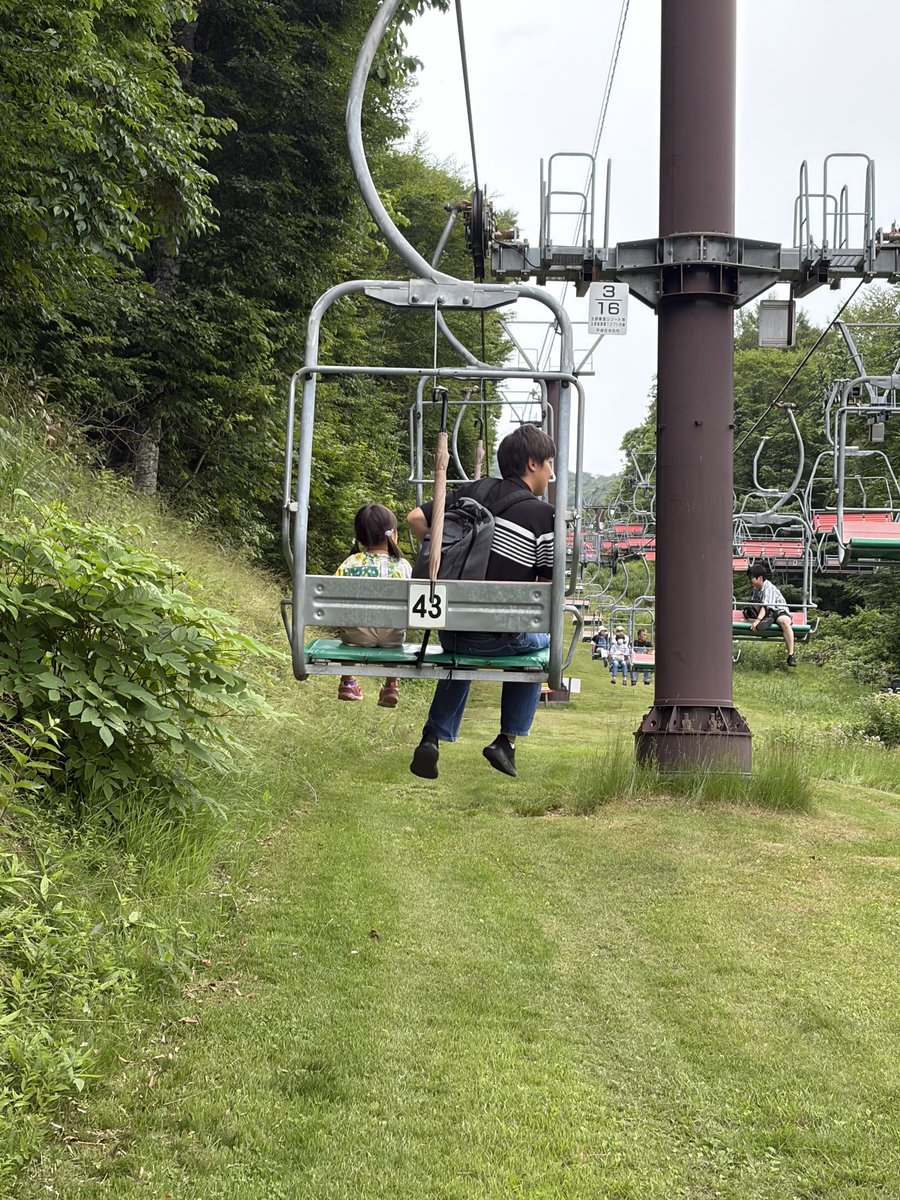 リフトに乗る子供たち