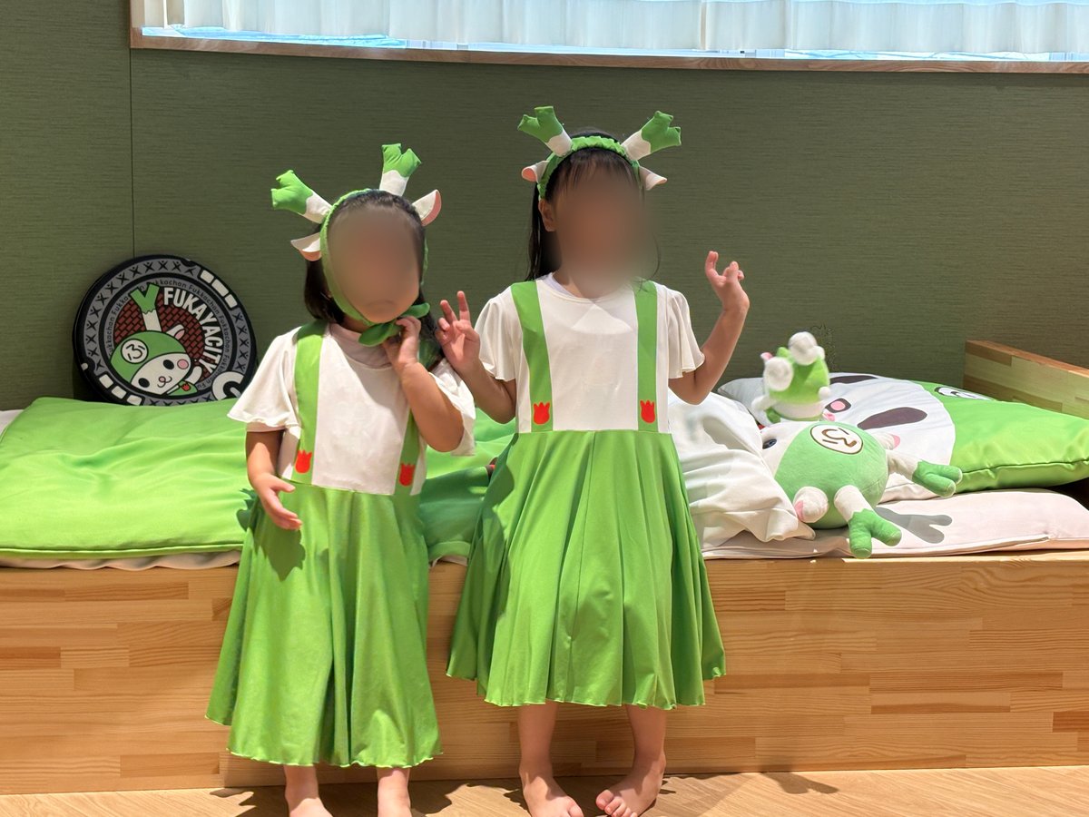 ふっかちゃん風の衣装を着た子供2人