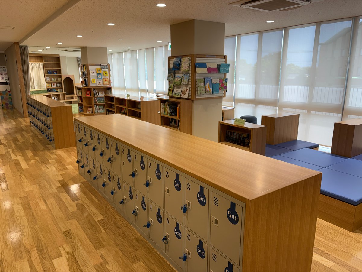図書室ヨメルバ前のロッカー