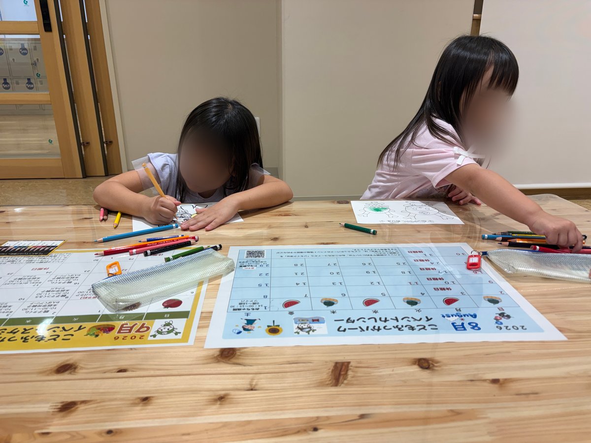ツクルバで塗り絵をする子供2人
