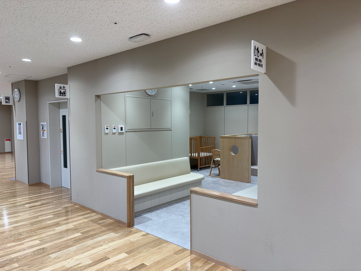 子供用トイレと乳幼児向け設備の入口