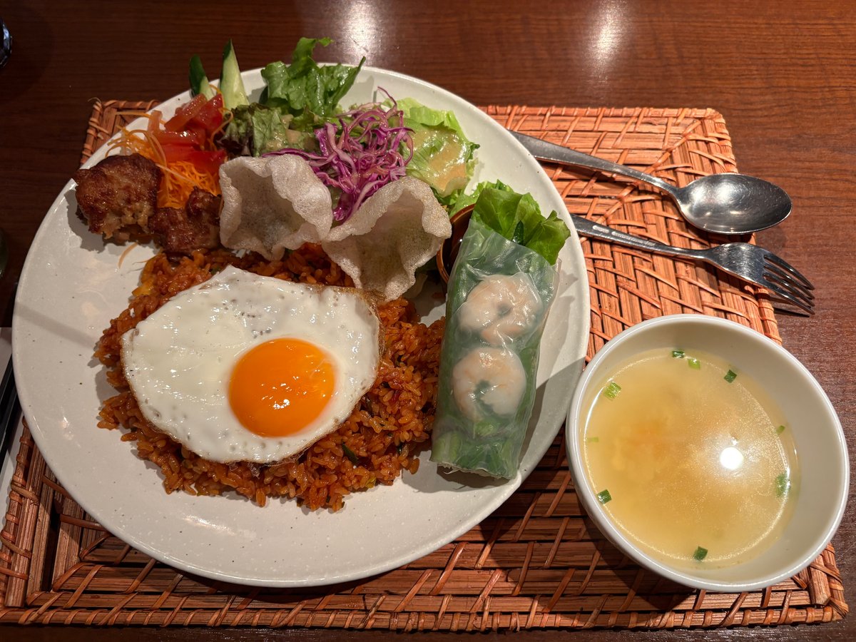 目玉焼きのせタッカルビ炒飯、唐揚げ、生春巻き、サラダとスープのアジアンディッシュセット