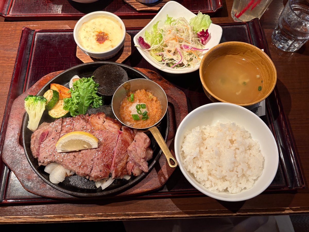 和風おろしソースのサーロインステーキとご飯、スープ、サラダ、グラタンのお肉のランチ