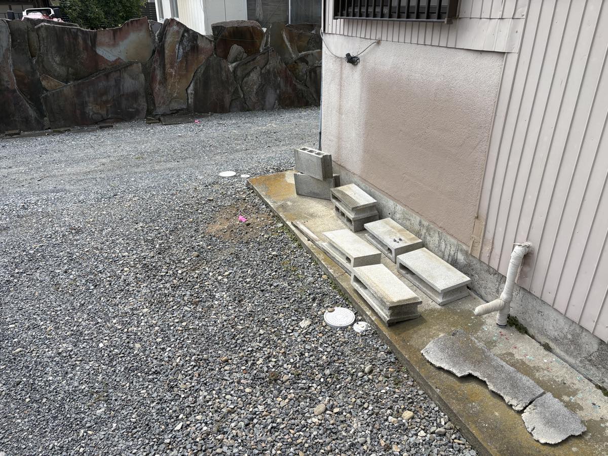 敷地の砂利と家際のコンクリートブロック