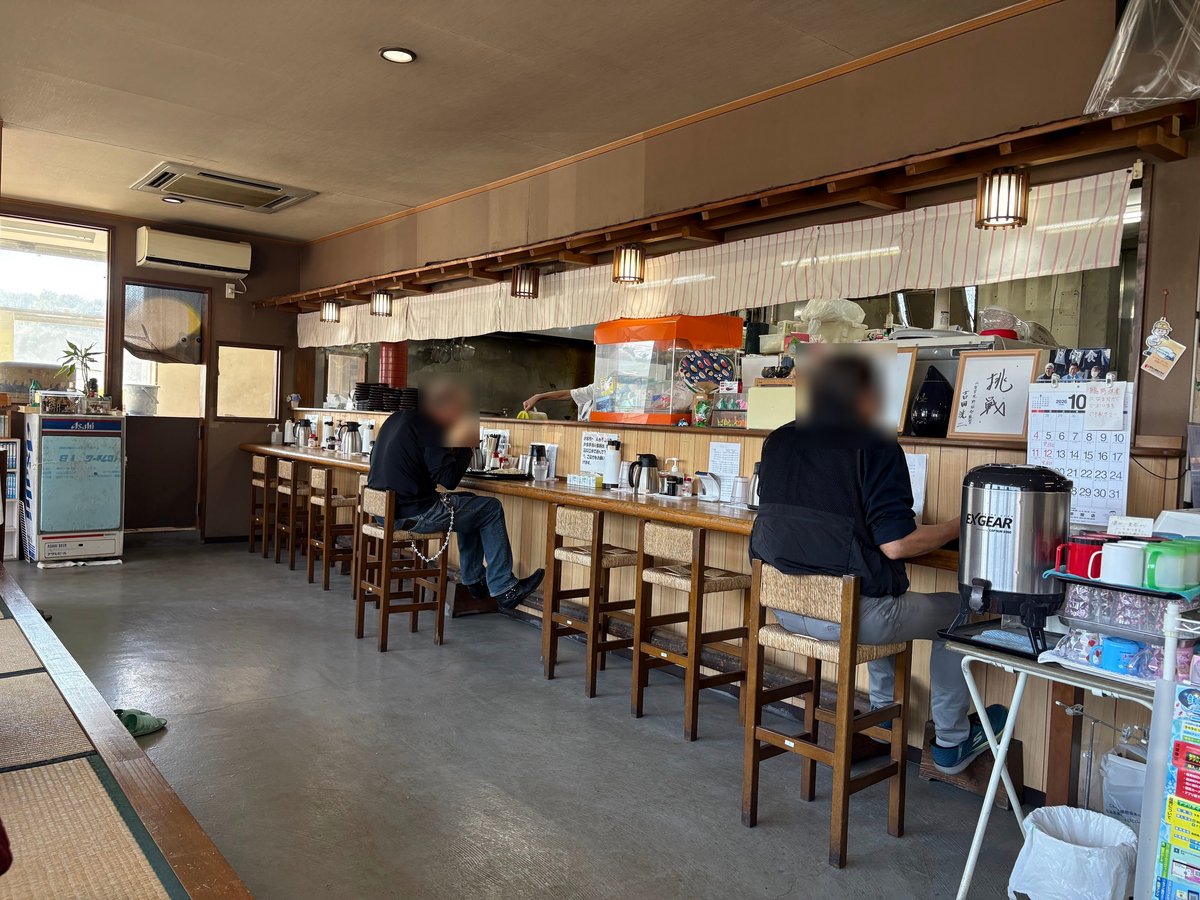 カウンター席が並ぶうどん工房まる玉の店内