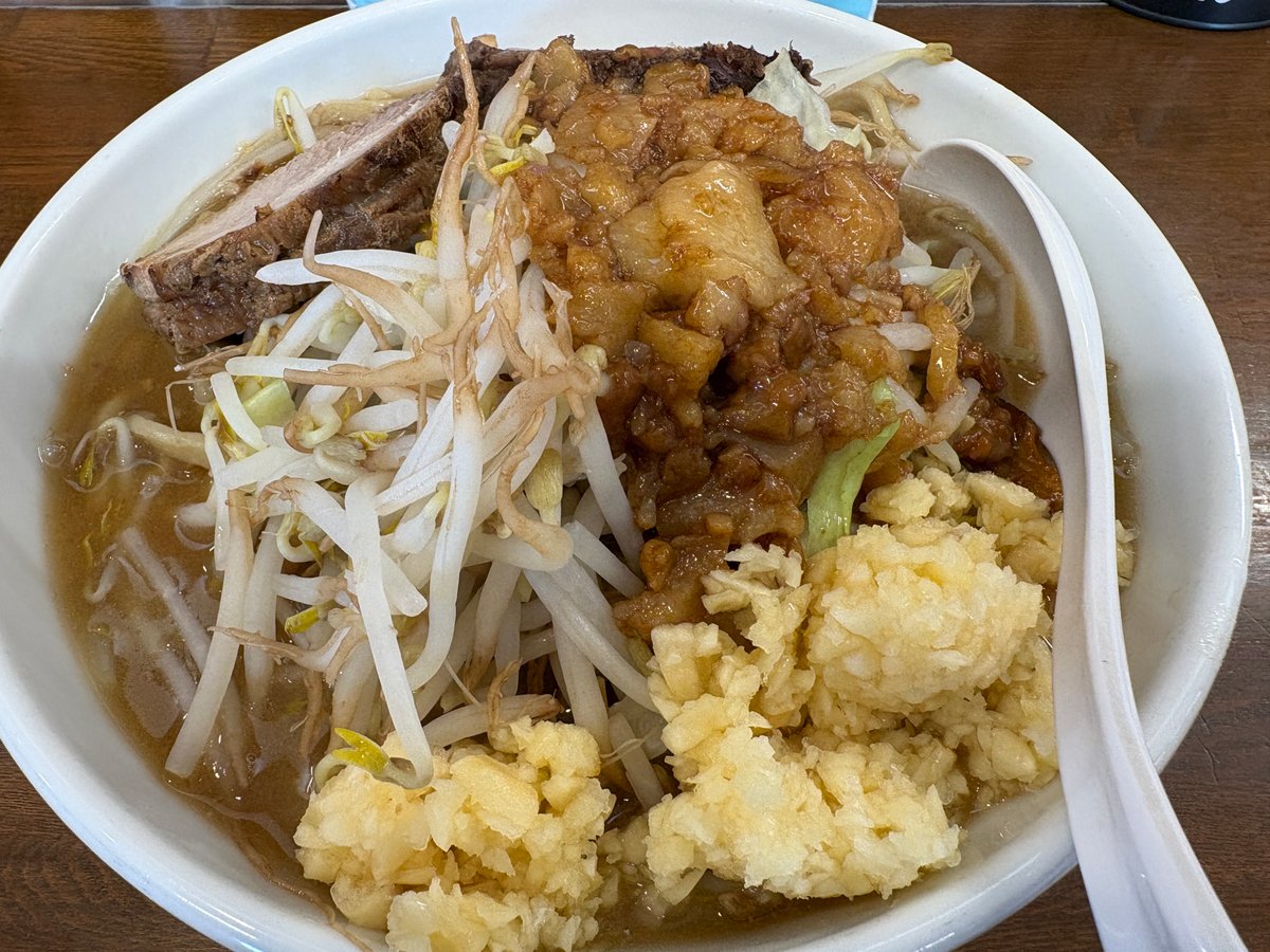 宮二郎の豚骨ラーメン大350gに盛られたニンニク、アブラ、ヤサイ