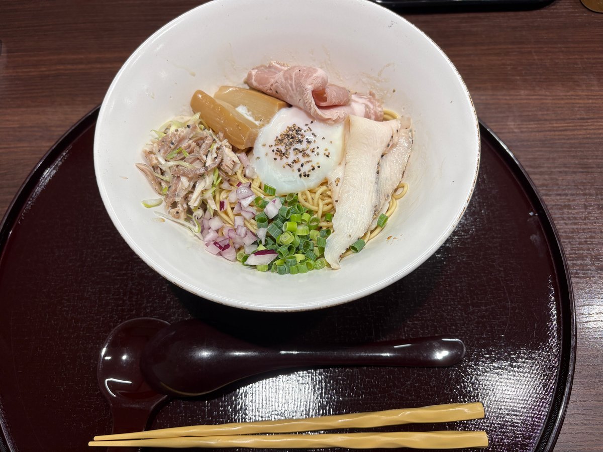温玉、豚チャーシュー、鶏チャーシューなどがのった至高のしじみまぜそば