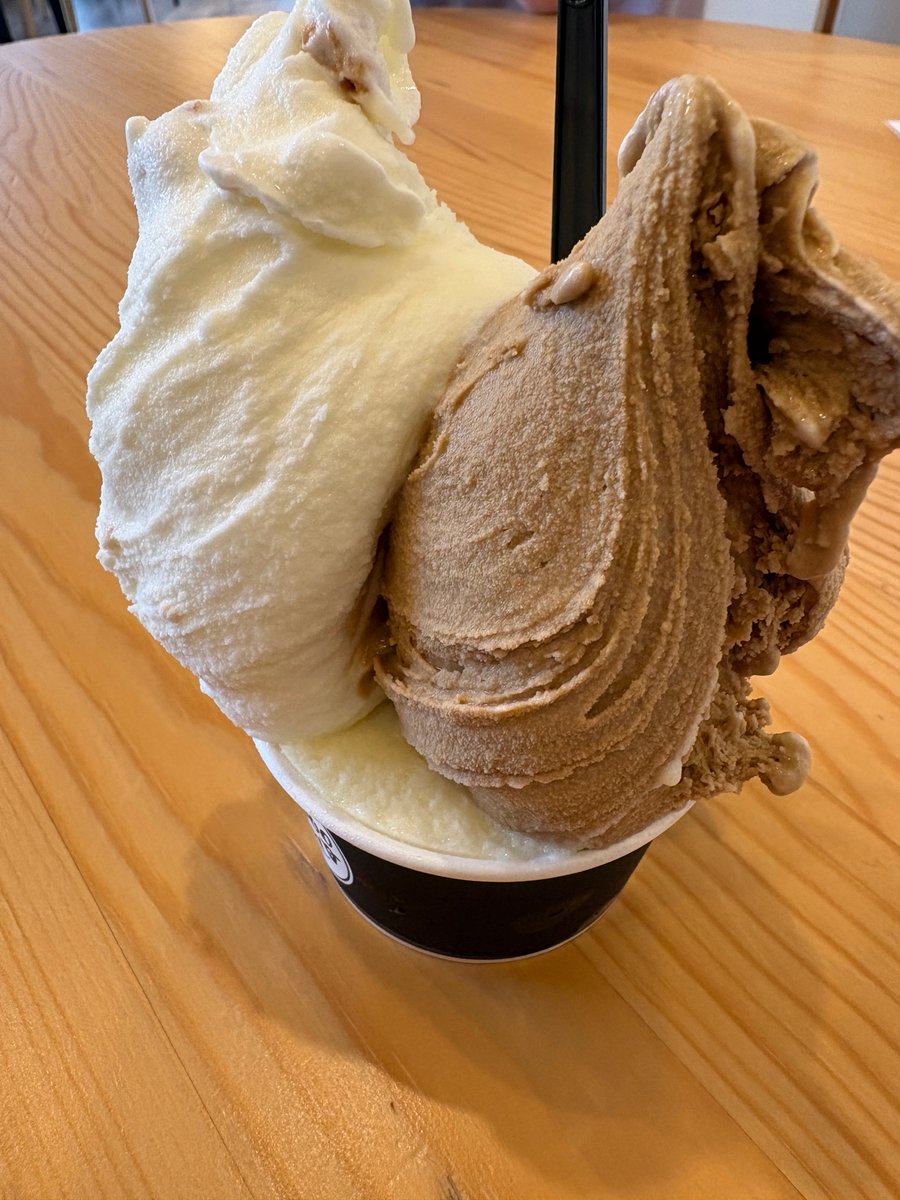 ミルククランチ、パイナップル、コーヒーのジェラートを盛ったトリプルカップ