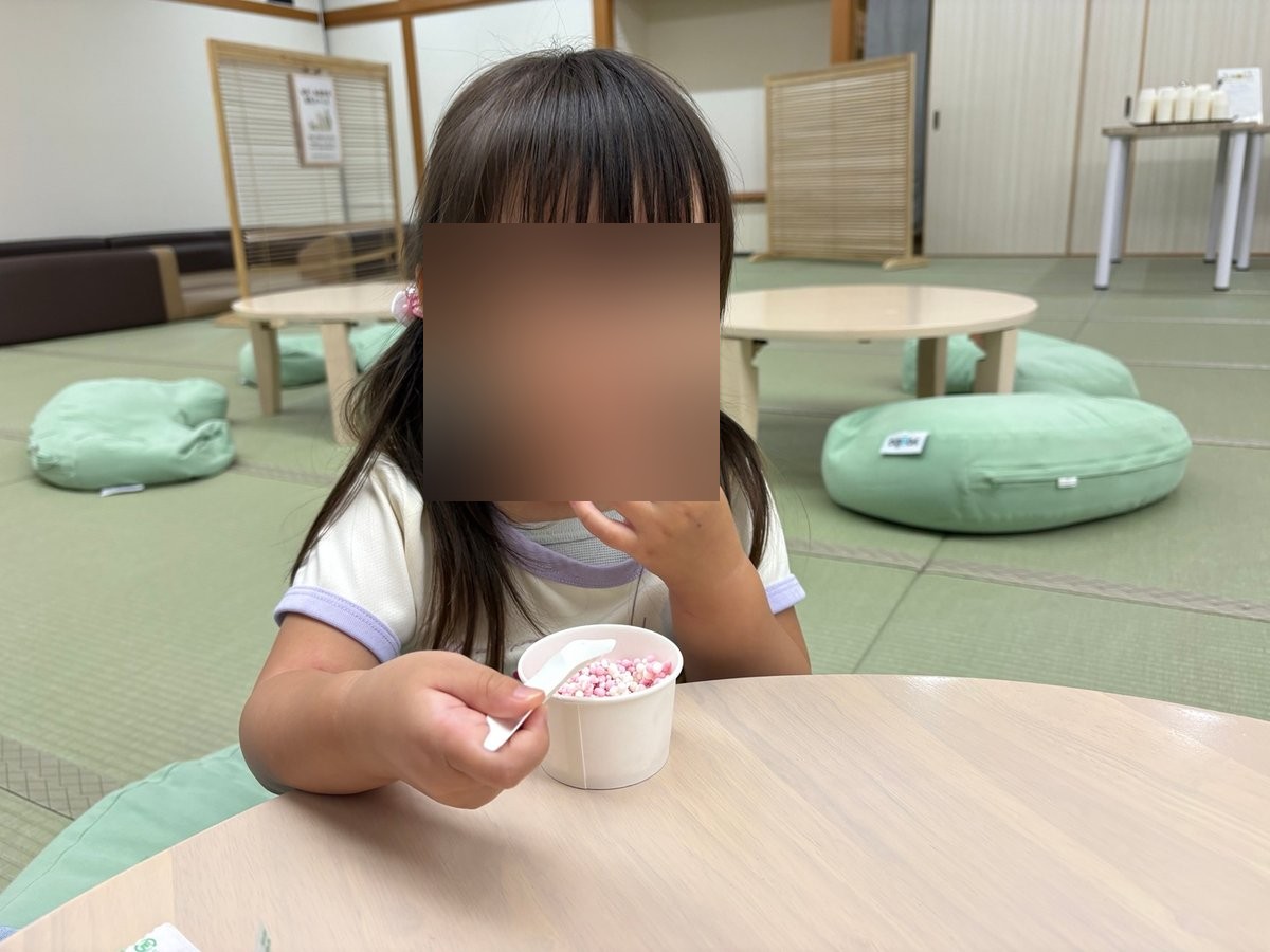 粒状のアイス「ディッピンドッツ」を食べる子供