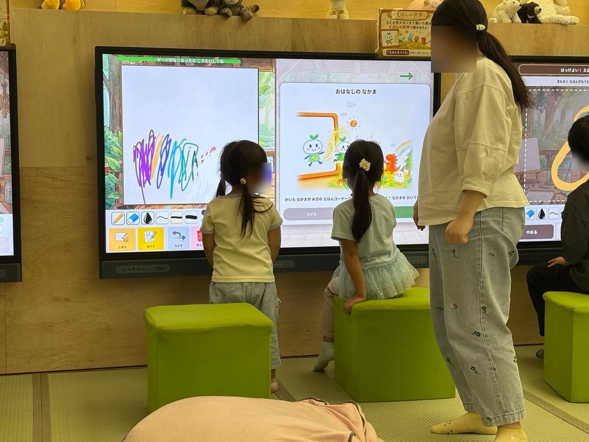 キノハの大きな画面で絵を描いて遊ぶ家族