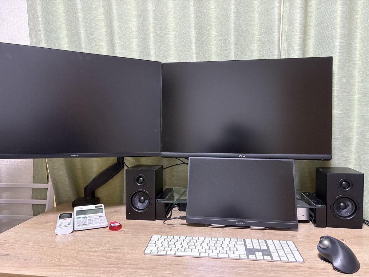 PCモニターの下に設置したNZXT Relay Speakers