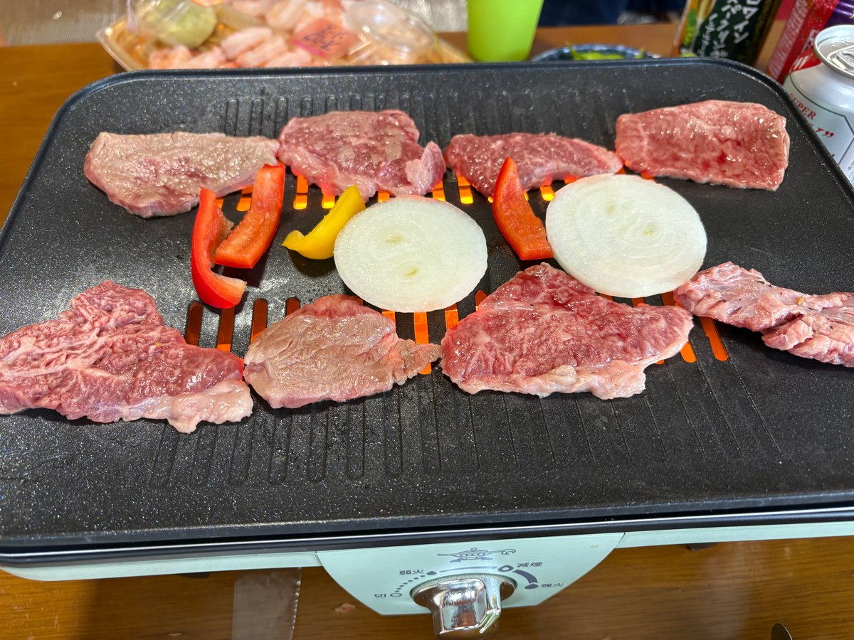 ガレージBBQでアラジンの焼肉機に並べた英のお肉