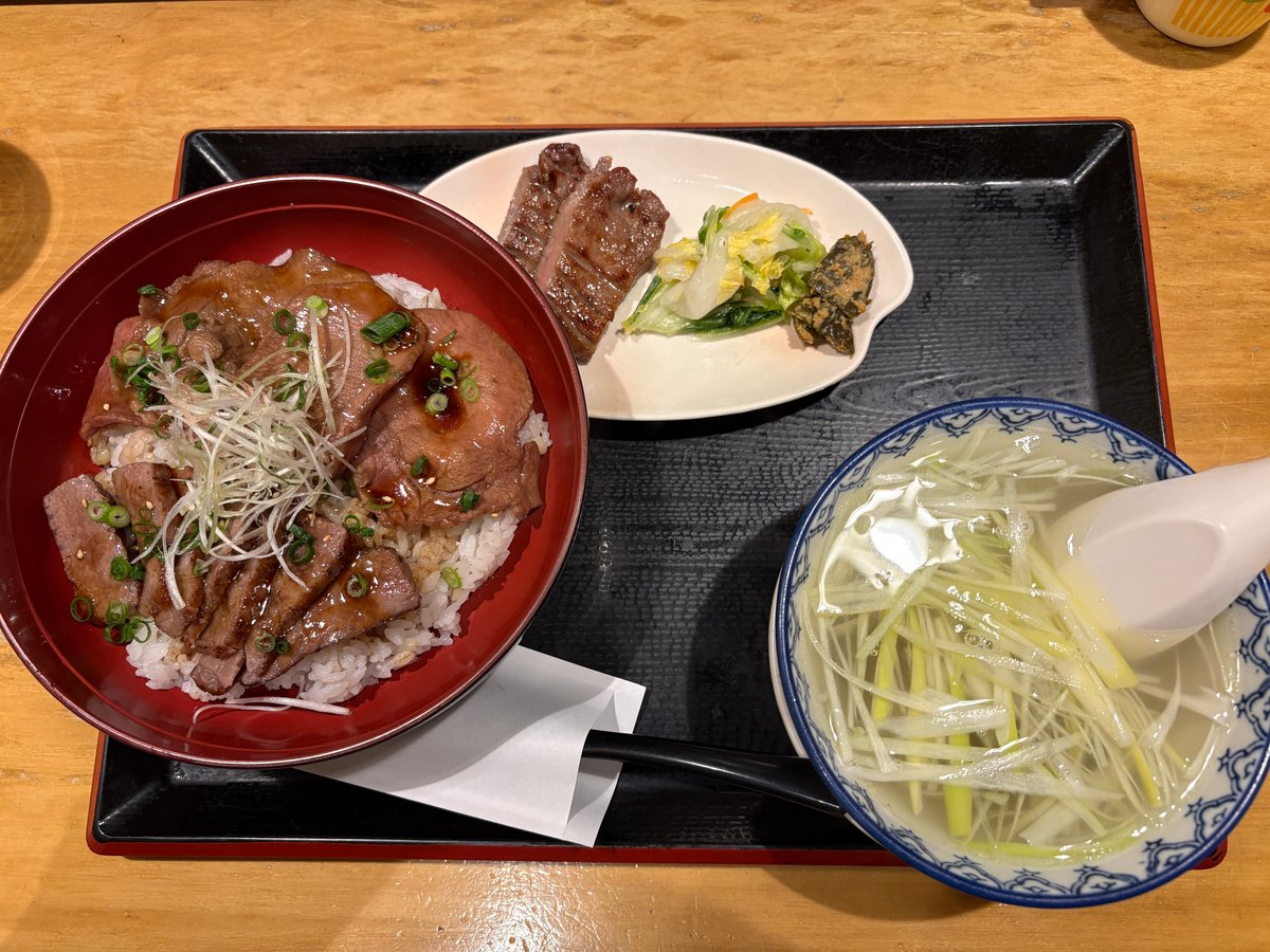 昼食の牛たん丼