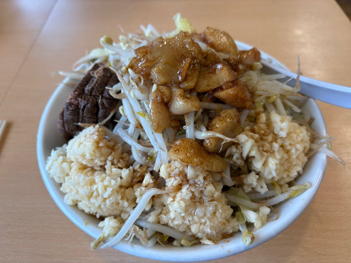 野菜とニンニクをマシマシにした宮二郎の中盛りラーメン
