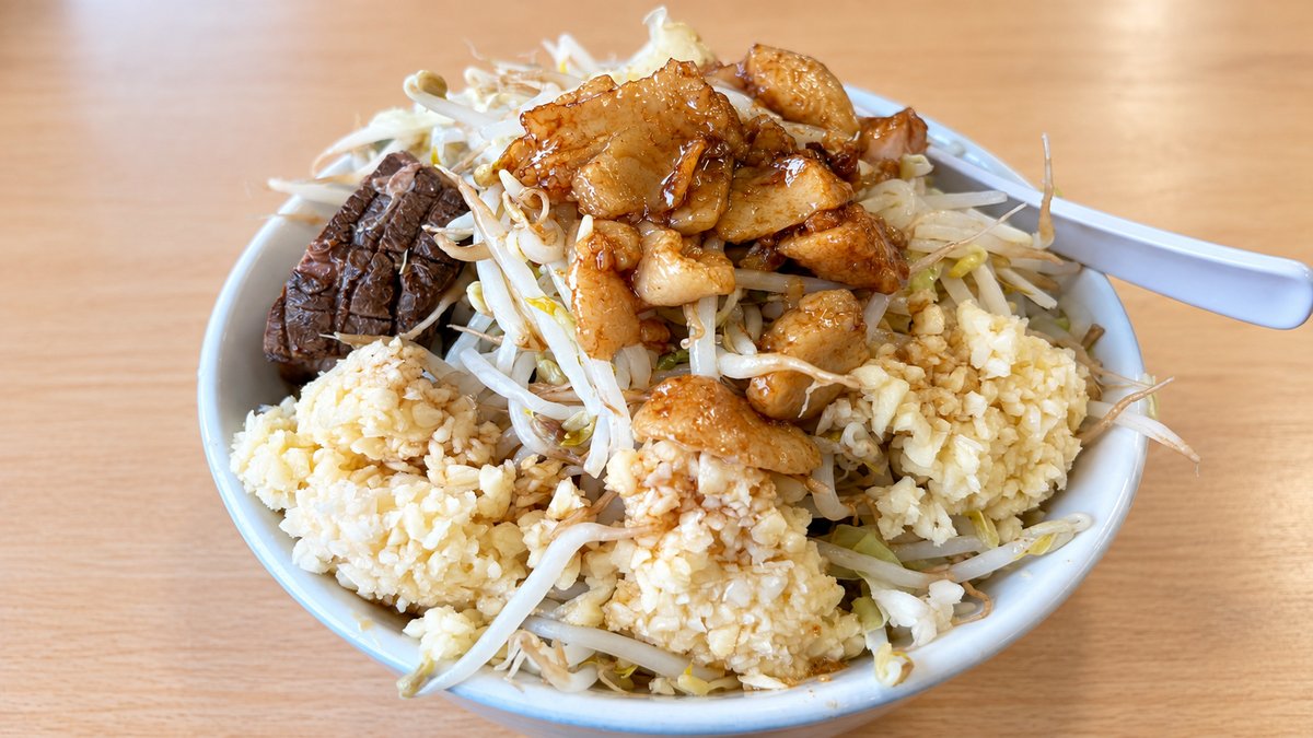 もやしとニンニク、背脂をたっぷりのせた宮二郎のラーメン