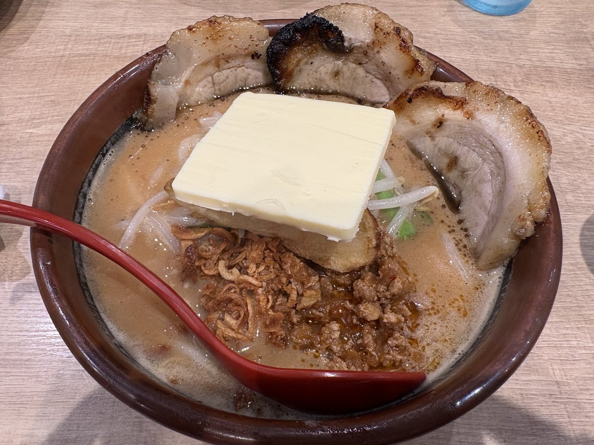 北海道味噌の味噌漬け炙りチャーシュー麺に超バターを追加