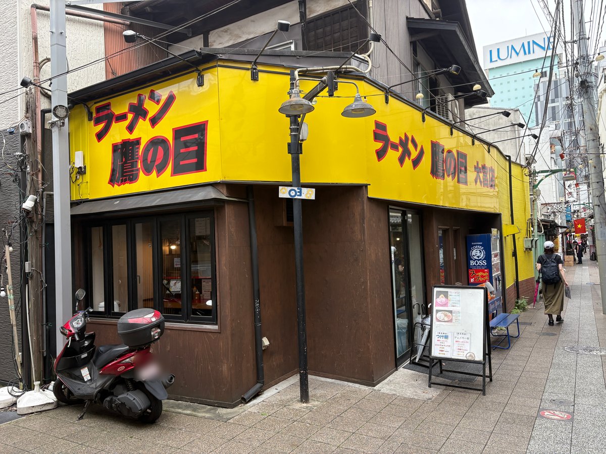 大宮駅東口にある黄色い看板のラーメン鷹の目 大宮店の外観