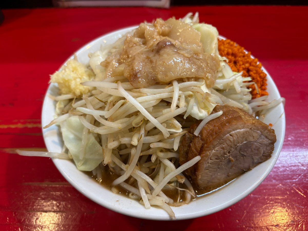 ヤサイ、ニンニク、アブラ、辛揚げを全マシにした豚あり小ラーメン