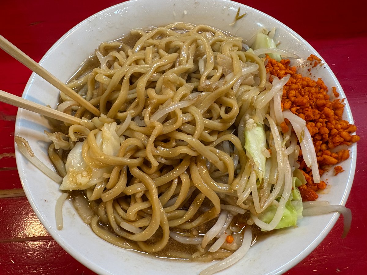 ヤサイを食べ進めて極太麺と辛揚げが見える小ラーメン