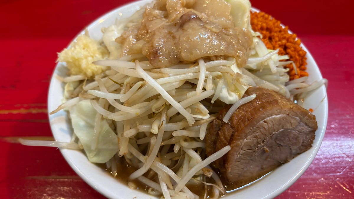 鷹の目 大宮店で小ラーメン全マシ。辛揚げは途中から味変した。