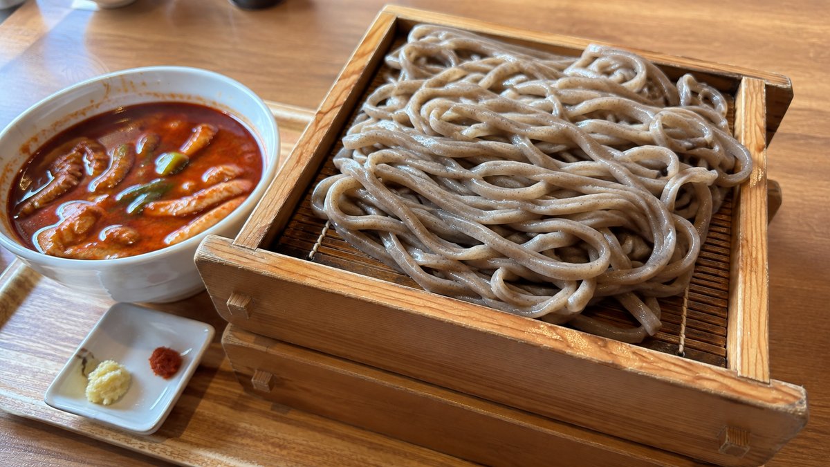 田舎っぺうどんの翌日にやまや製麺所へ。赤辛肉汁と黒うどんを食べ比べた