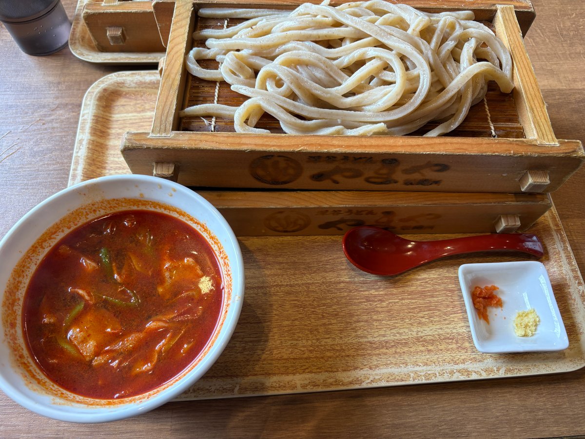 やまや製麺所の赤辛肉汁うどんと黒うどん2枚