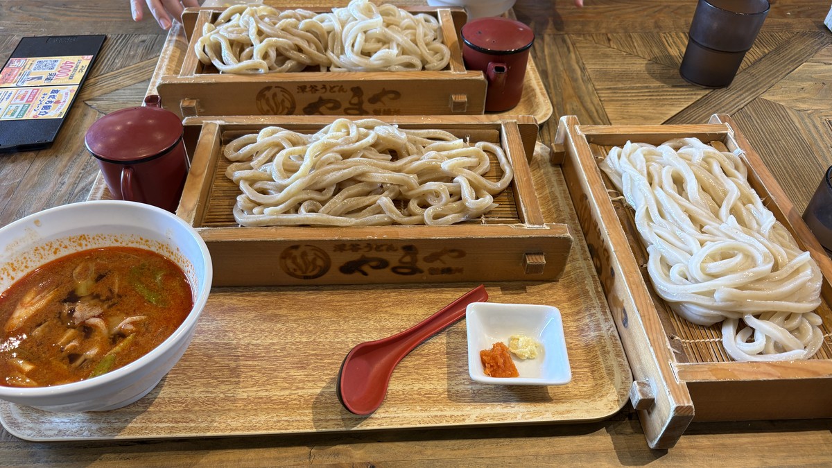 深谷うどん やまや製麺所 に行ってきた。黒うどんの強いコシと肉汁スープが最高だった。
